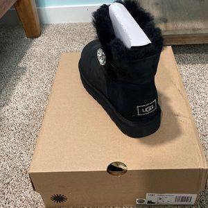 New I’m box mini Bailey button bling